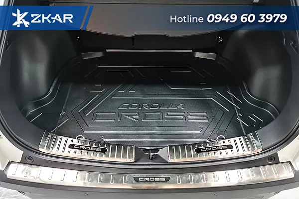 Tấm lót cốp sau Yaris Cross giúp bảo vệ khoang hành lý khỏi bụi bẩn và trầy xước.