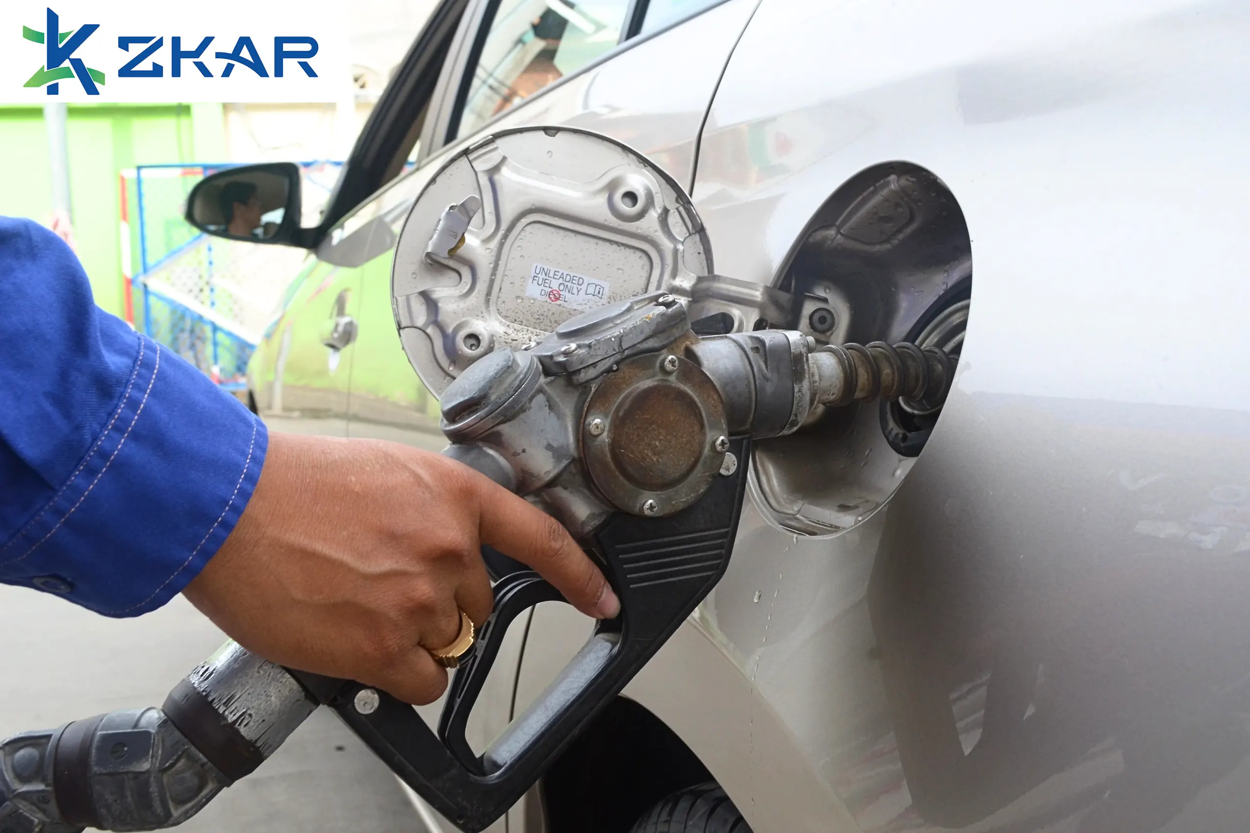 Chủ xe cần biết: Lắc xe khi đổ xăng = Nguy cơ cháy nổ + hỏng xe