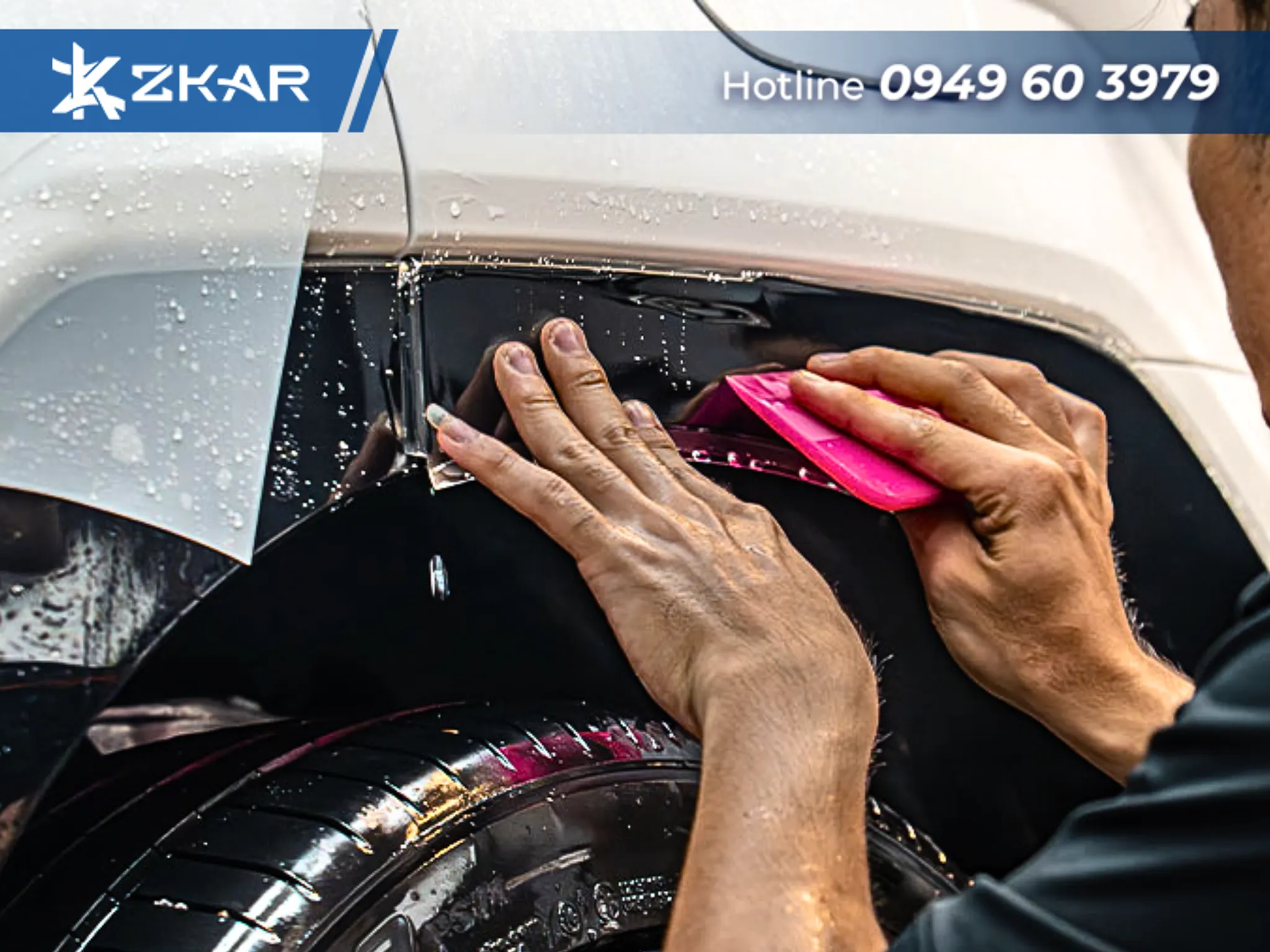 Quy trình dán PPF ô tô chuyên nghiệp trong phòng kín máy lạnh, không bụi bẩn.