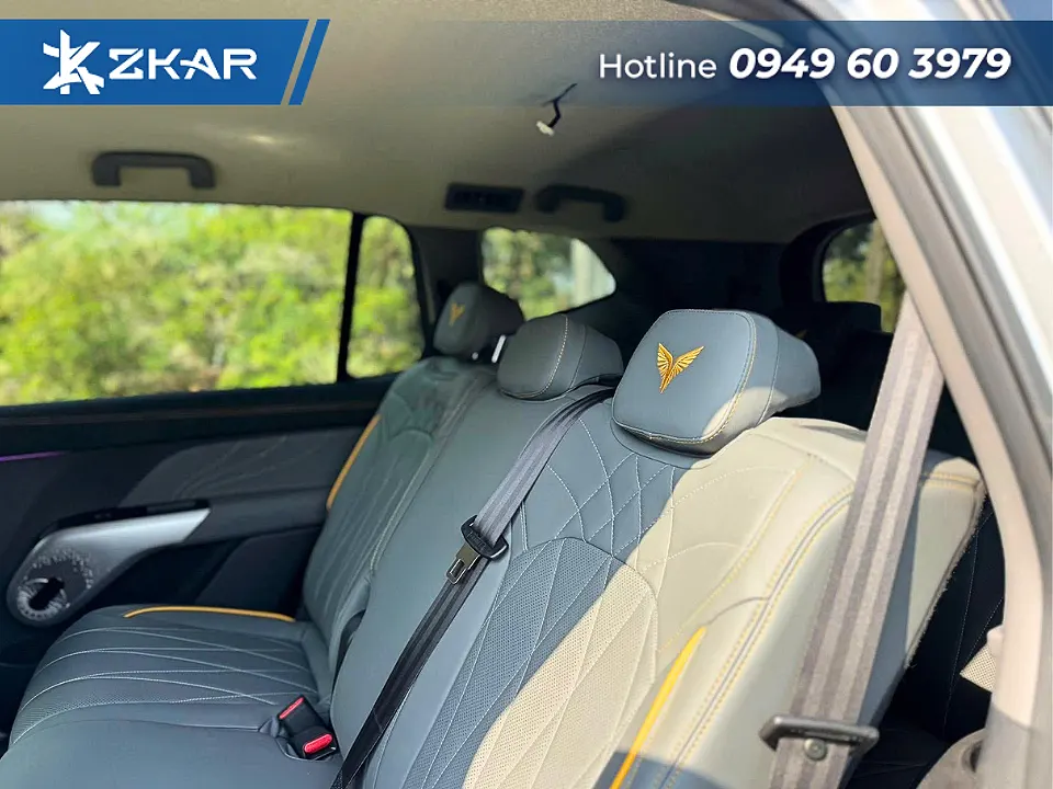 Ghế da lạc hồng gắn trên xe vinfast limo green