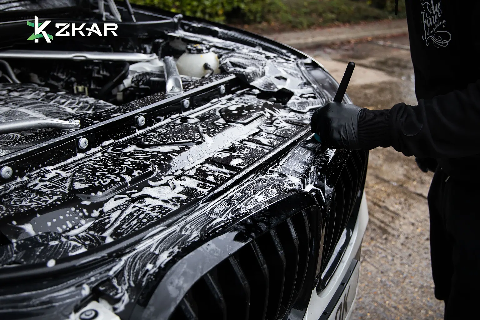 Làm sạch khoang máy xe hơi 