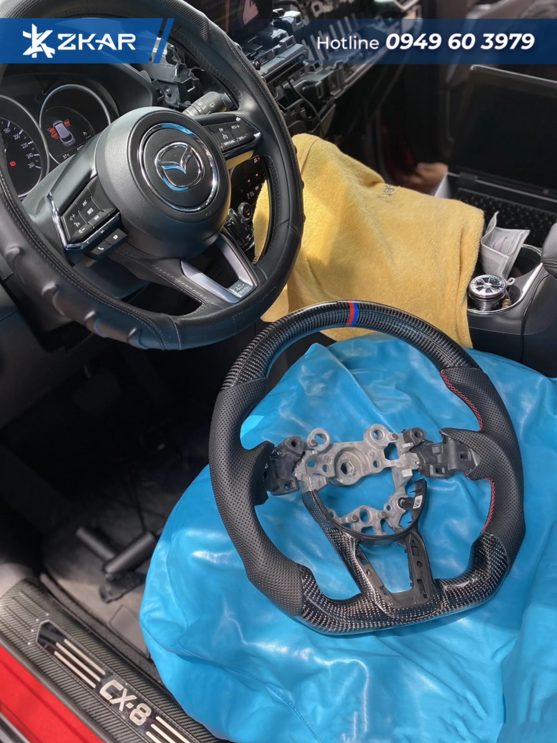 Cận cảnh chi tiết vân Carbon trên vô lăng CX-8