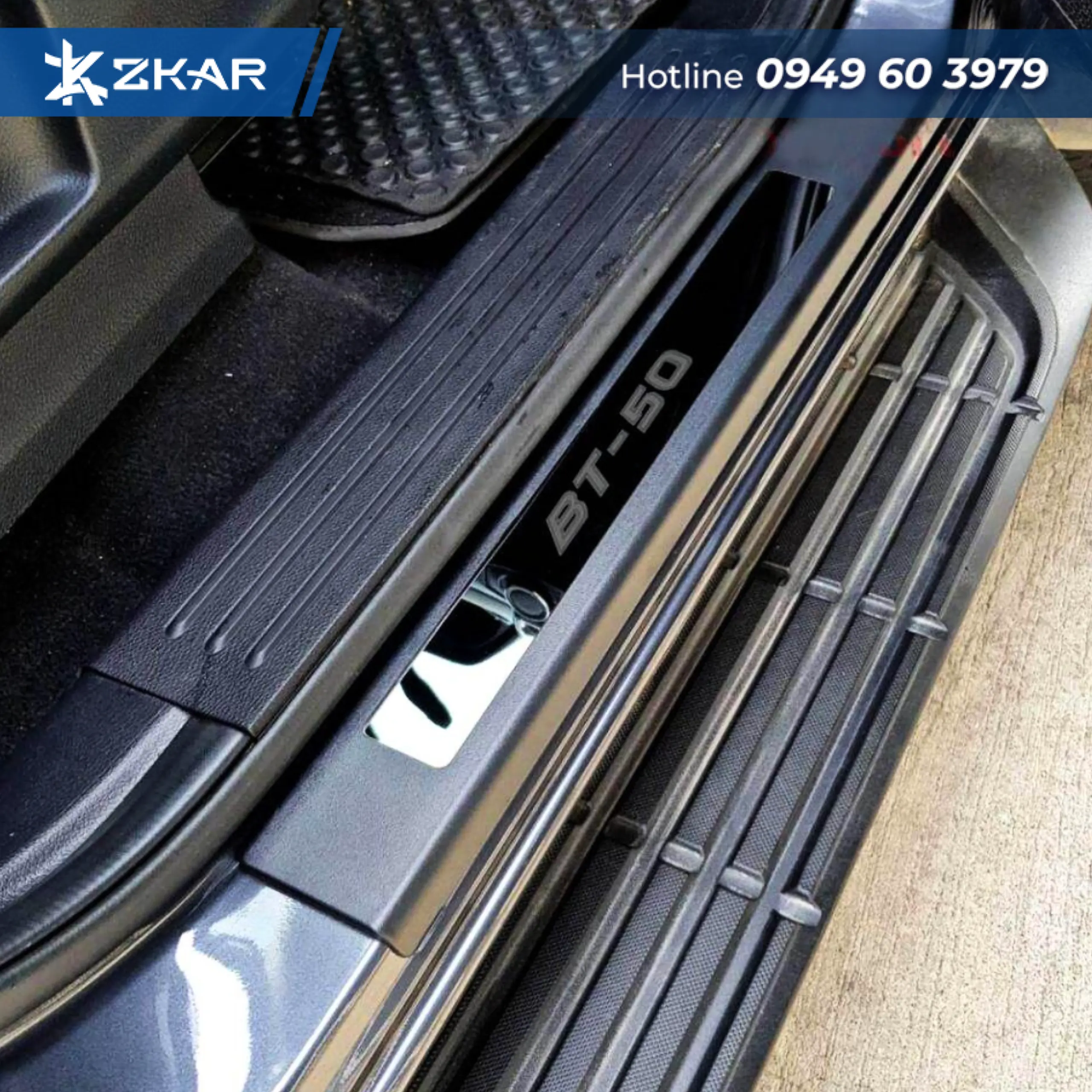 Hỗ Trợ Lên Xuống Xe Dễ Dàng & Cứng Cáp Cùng Bệ Bước Chân Thể Thao