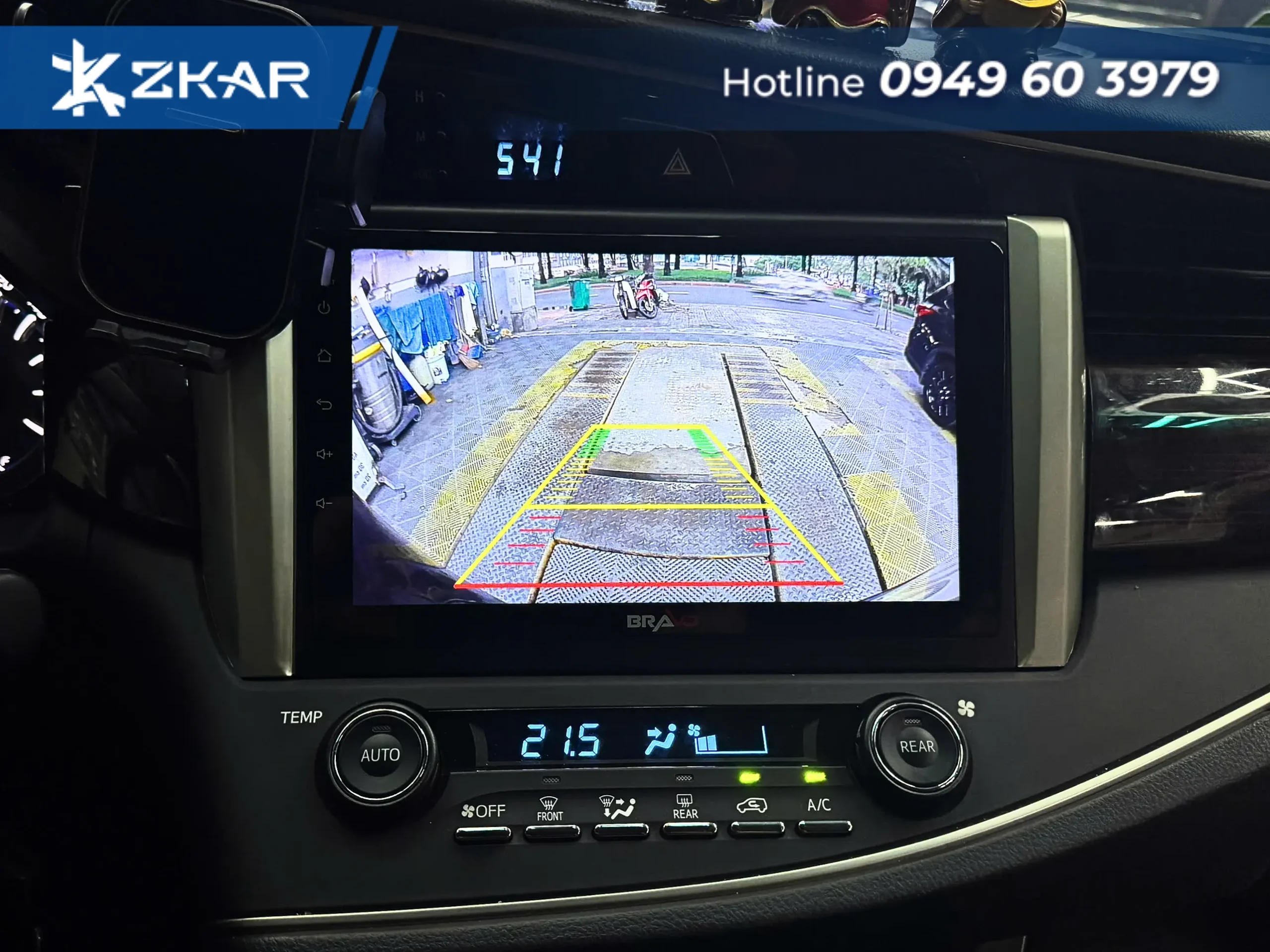 Camera lùi góc rộng tích hợp giúp lùi xe an toàn hơn