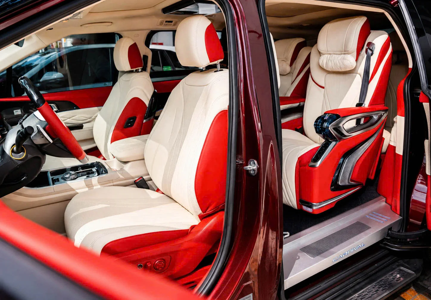 Kia Carnival độ ghế limousine kem Maybach phối trắng + đỏ