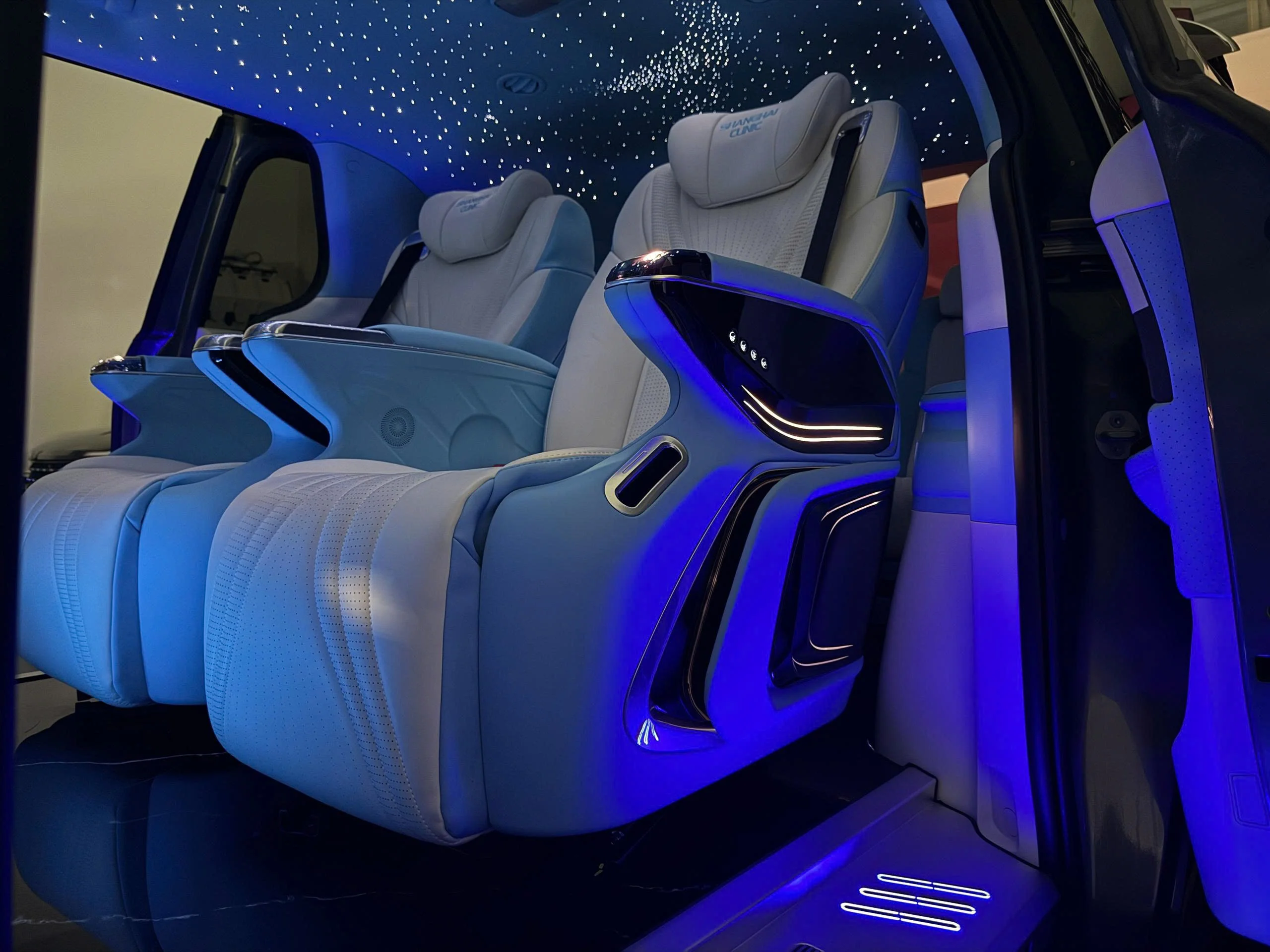 Kia Sedona độ ghế Limousine cao cấp