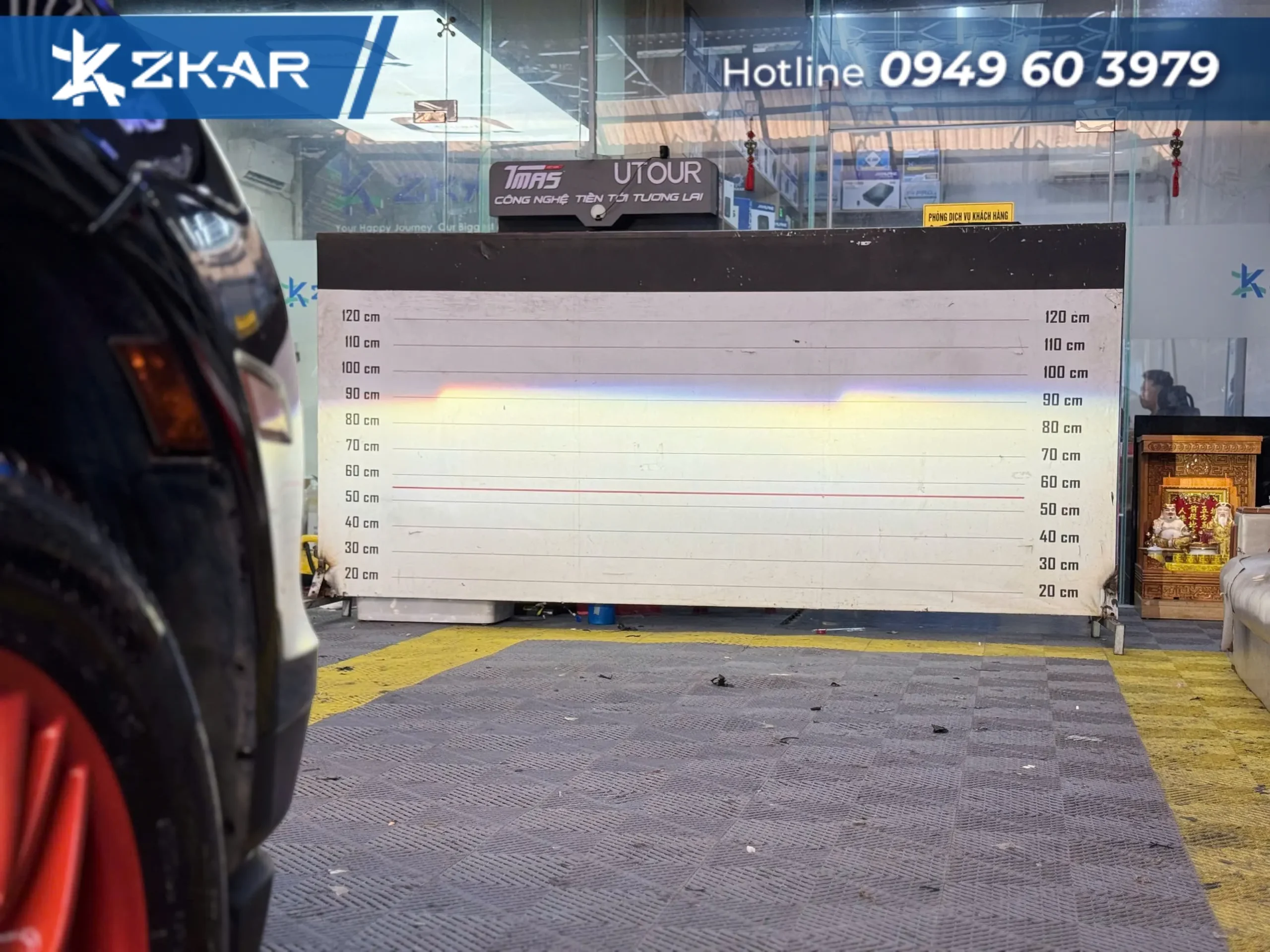 Kỹ Thuật Viên ZKar Auto Căn Chỉnh Ánh Sáng Đèn Cho Porsche Cayenne Bằng Laser